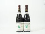 deux bouteilles de vin posées l'une à côté de l'autre sur une surface blanche
