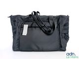 une image représentant un sac noir muni d'une étiquette