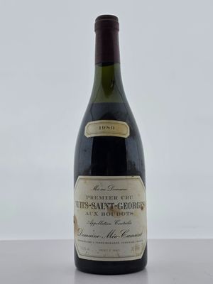 une bouteille de vin posée sur une table