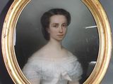portrait d'une femme en robe blanche dans un cadre doré