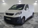 la photo d'une camionnette blanche garée dans un garage