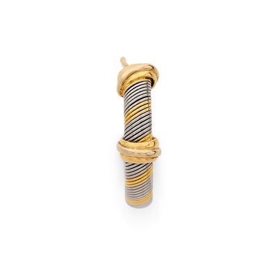 gros plan d'une bague en or et en argent sur fond blanc