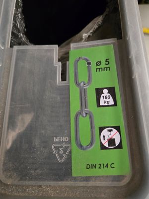 un récipient en plastique contenant une paire de ciseaux