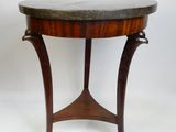une image d'une petite table avec un plateau en marbre