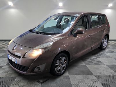 une photo d'une voiture marron garée dans un showroom