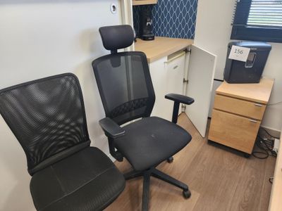 deux chaises de bureau et un bureau dans une petite pièce