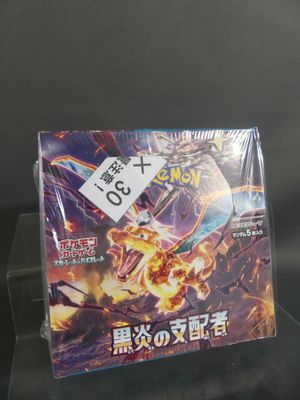 gros plan d'une boîte de cartes pokemon sur une table