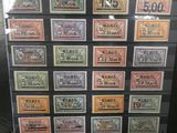 une vaste collection de timbres provenant de différents pays, exposée dans une vitrine