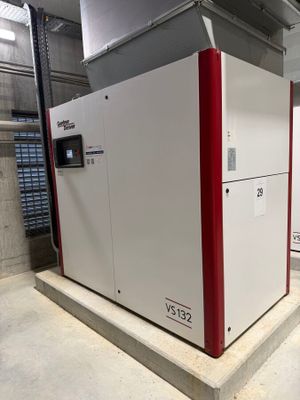 une image montrant une très grande machine à l'intérieur d'un bâtiment