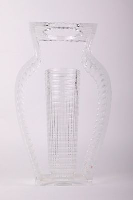 un vase en verre transparent muni d'une longue anse, sur fond blanc