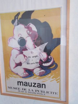 une photo d'une photo représentant une souris tenant un morceau de papier