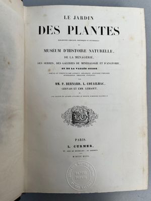 un livre ouvert sur lequel figure l'image d'une plante