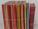 plusieurs livres sont empilés sur une table