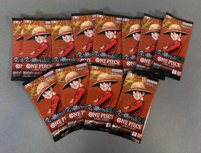 cinq paquets de cartes à collectionner d'anime « One Piece » représentant un homme coiffé d'un chapeau de paille