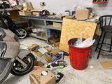une pièce avec beaucoup de cartons et des cartons sur le sol