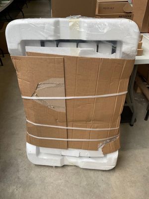 une boîte en carton posée sur une table