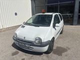 une petite voiture blanche garée devant un bâtiment