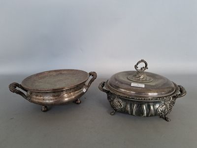 deux plats en métal argenté avec couvercles et poignées