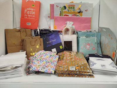 une table sur laquelle sont posés de nombreux sacs et d'autres objets