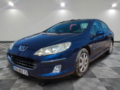la photo d'une voiture bleue garée dans un garage