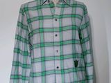 un gros plan sur une chemise portée par un mannequin, un mannequin, un mannequin, un mannequin, un mannequin, un mannequin, un mannequin, un mannequin