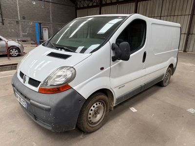 une camionnette blanche garée dans un parking