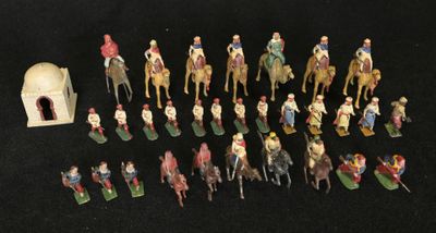 de nombreuses figurines posées sur un fond noir