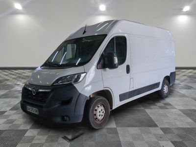 la photo d'une camionnette blanche garée dans une grande pièce