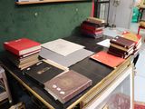 beaucoup de livres sur une table dans une pièce