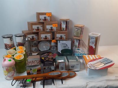 une table sur laquelle se trouvent de nombreux objets