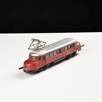 un petit train miniature posé sur une table blanche