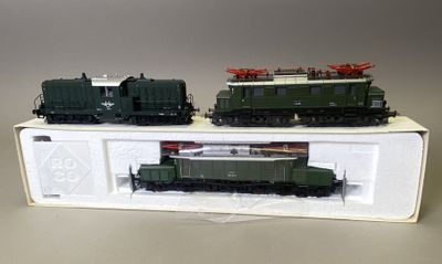 deux trains verts posés sur une boîte blanche