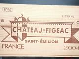 une caisse en bois sur laquelle est accrochée une pancarte indiquant « Château - Figeac »