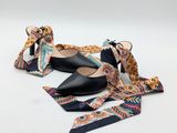 une paire de chaussures noires avec un nœud autour