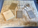 de nombreux livres anciens posés sur une table recouverte de cartes
