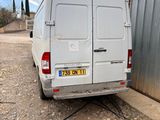 une camionnette blanche garée devant un bâtiment