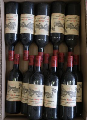 bouteilles de vin rouge dans un carton sur une table