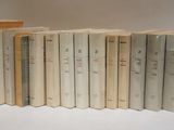 plusieurs livres sont alignés sur une surface blanche