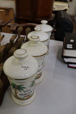 une table sur laquelle sont posés plusieurs vases