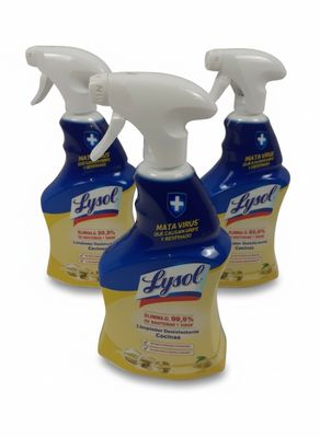 trois flacons de nettoyant multi-usages Lysol sur fond blanc