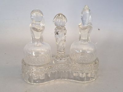 deux bouteilles en verre transparent posées sur une table