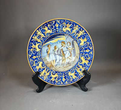 une assiette bleue et jaune sur laquelle est peinte une image
