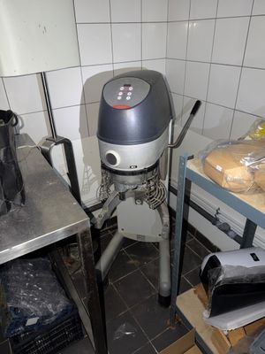 une machine posée sur une table dans une cuisine