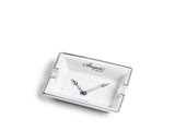 un petit cendrier carré orné d'une horloge