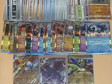 beaucoup de cartes pokemon sur la table