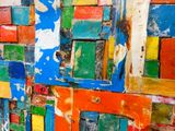 une photo d'un mur de briques coloré sur lequel on a peint