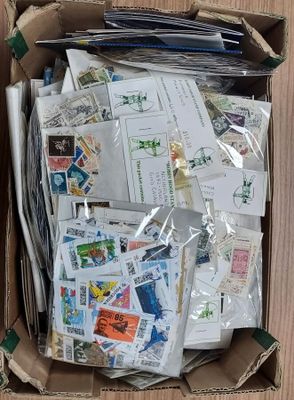 une boîte en carton remplie d'une multitude de timbres et d'enveloppes