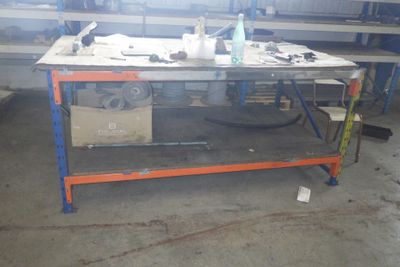 un établi dans un garage, sur lequel sont posés de nombreux outils