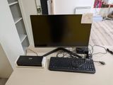 une photo d'un bureau d'ordinateur avec un clavier et un écran