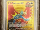 gros plan d'une carte pokemon dans un étui en plastique